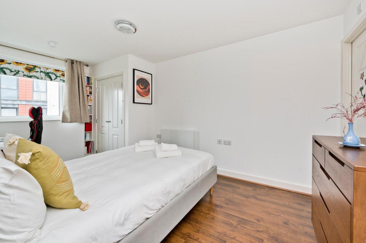 Bright Greenwich Flat Near Canary Wharf By Underthedoormat *